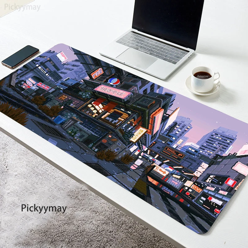 Una computadora portátil se sienta en una mesa junto a una taza de café y una almohadilla de ratón con un paisaje urbano