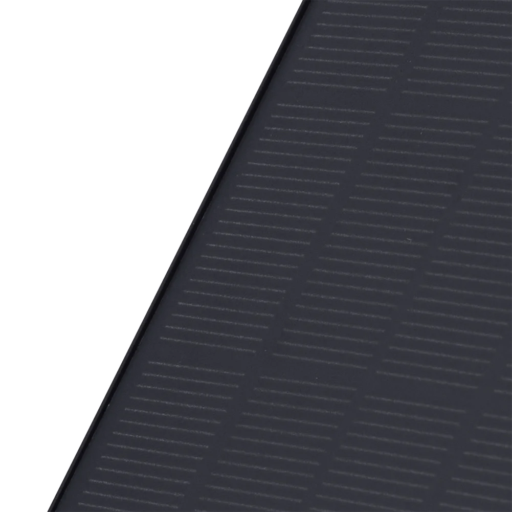 Una foto en blanco y negro de un panel solar