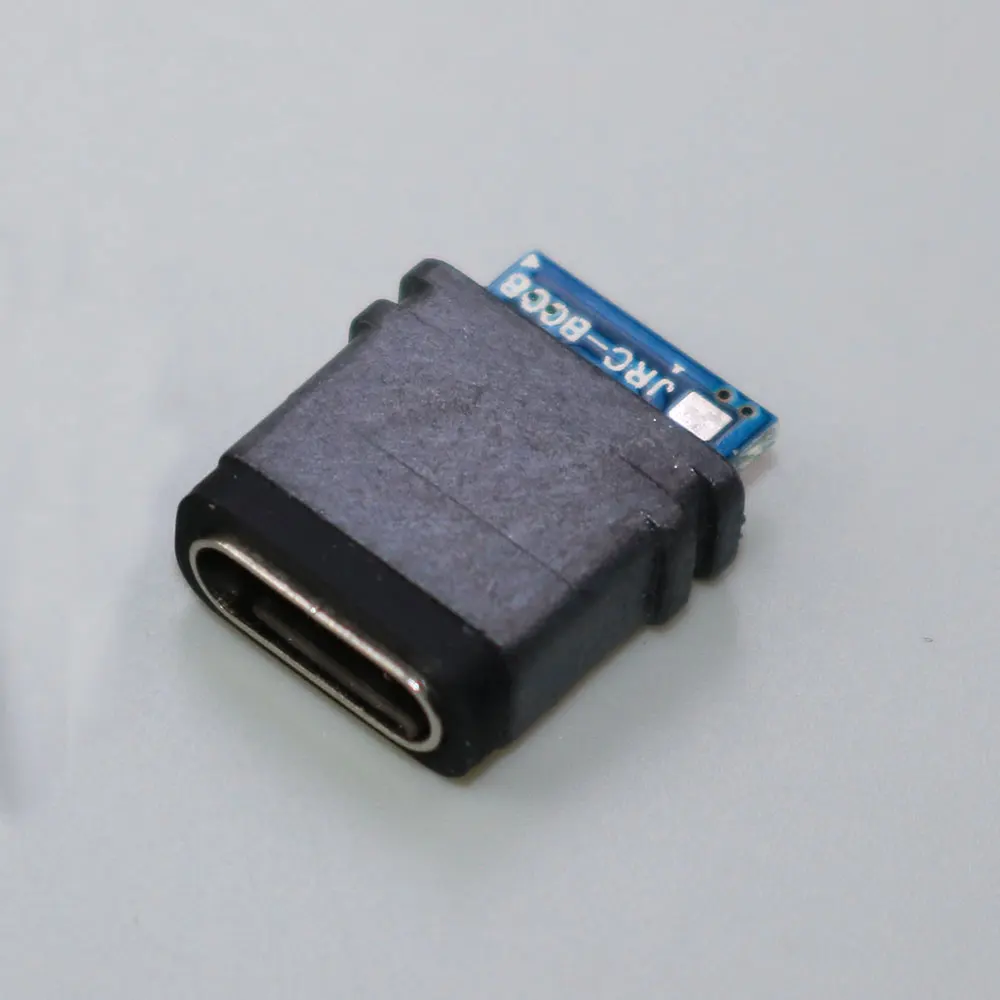 Un pequeño dispositivo negro con cable azul