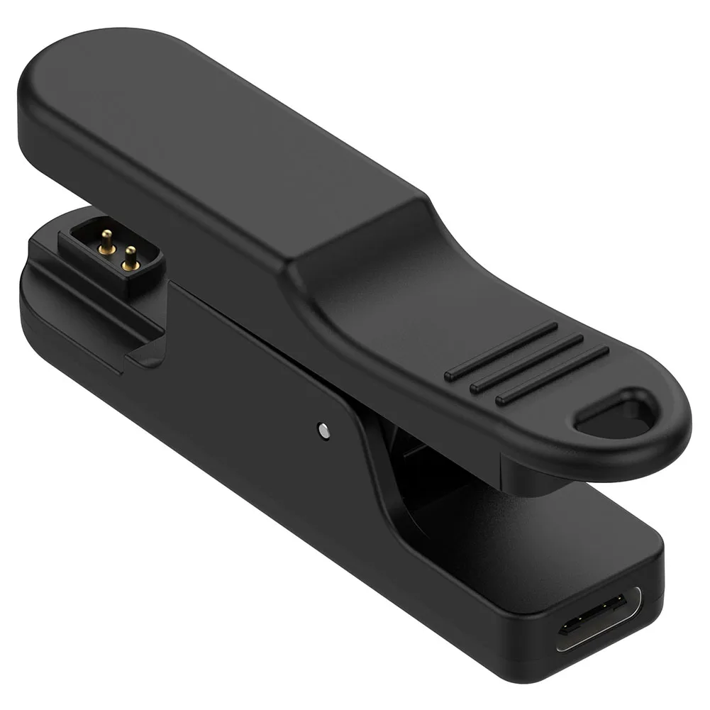 Una caja negra con un enchufe USB en la parte inferior