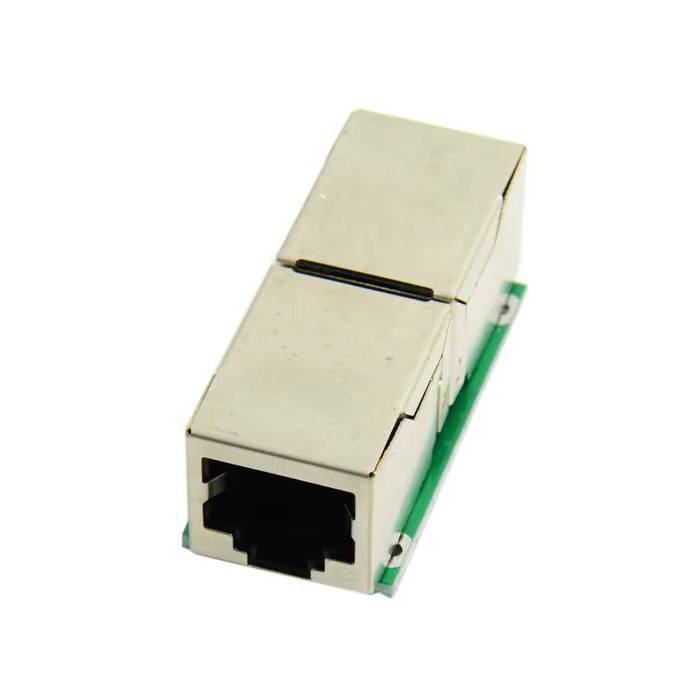 Adaptador en mano mostrando su tamaño