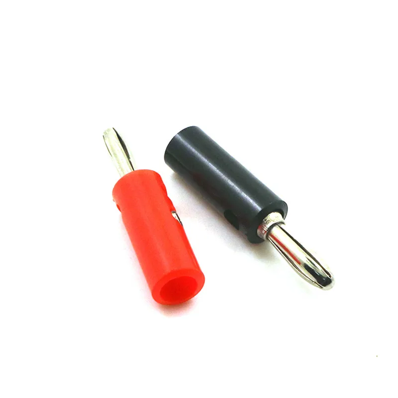 Conector banana insertado en terminal de altavoz