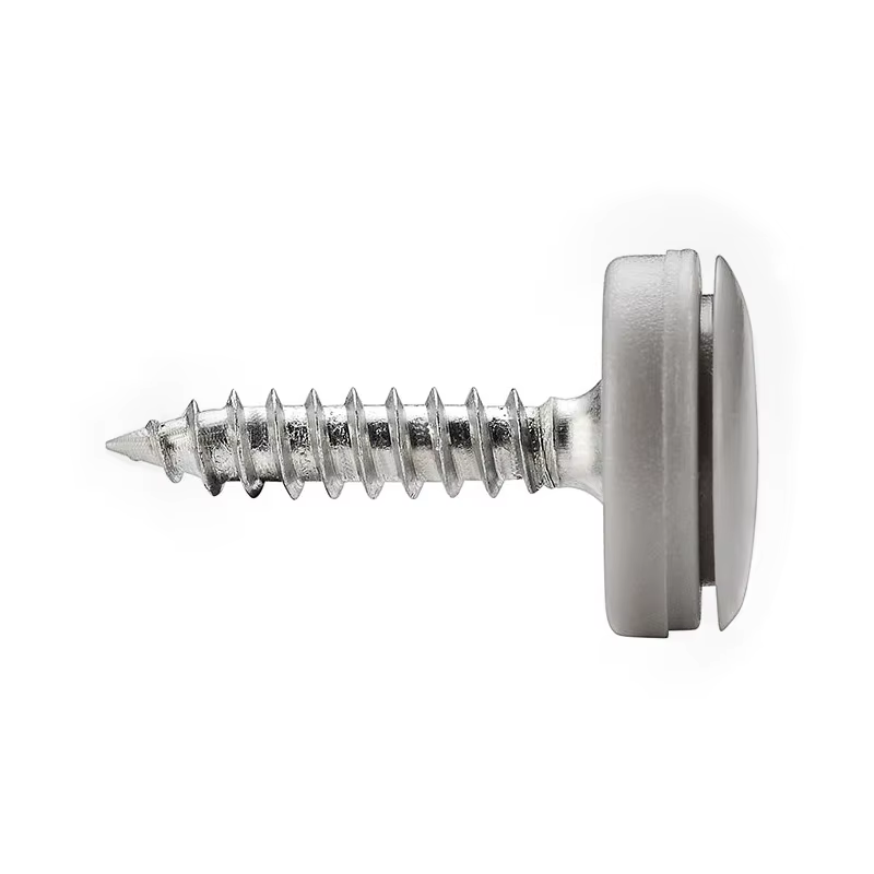 Tapa de rosca instalada en tornillo de mueble