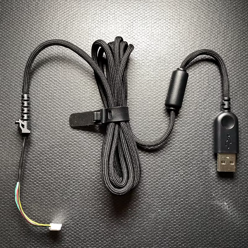Cable paracord enrollado mostrando textura trenzada