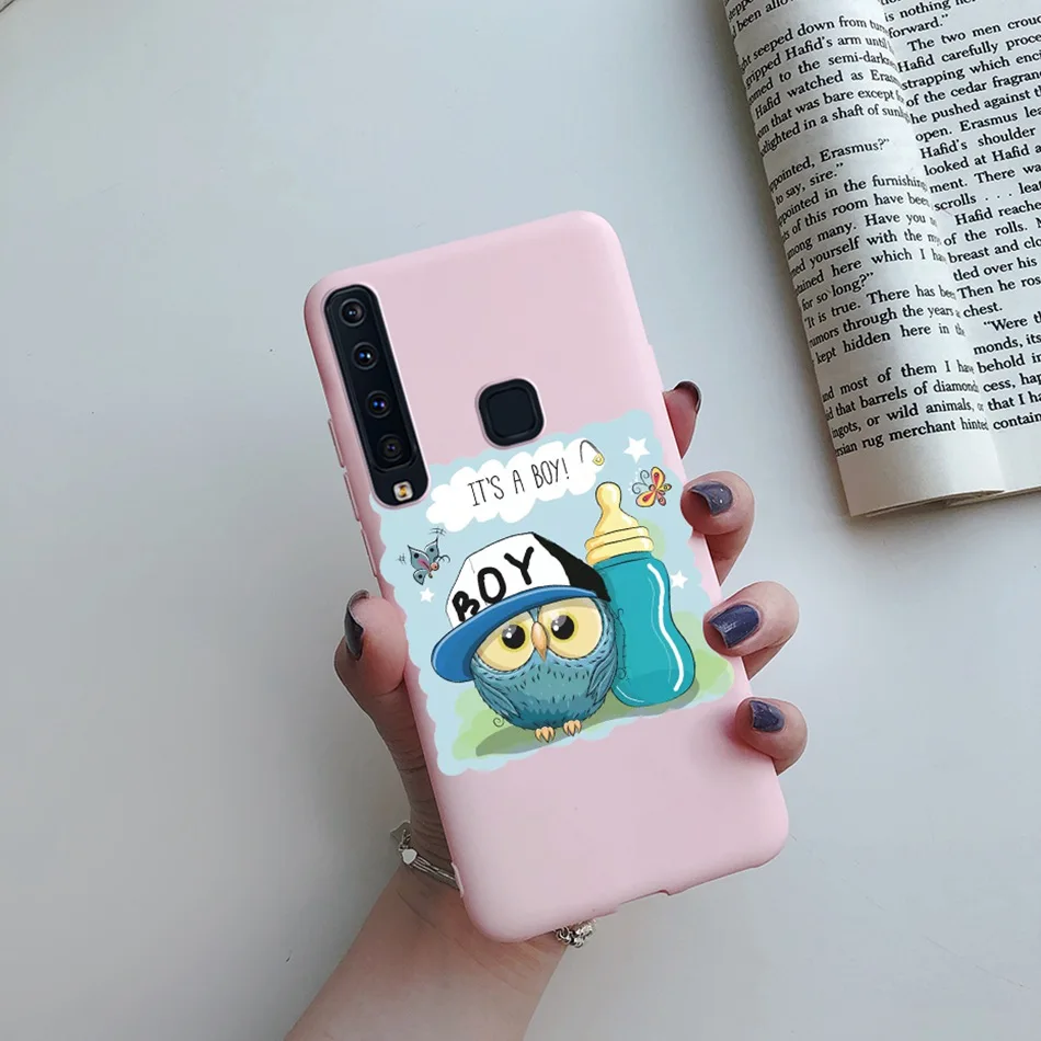 Detalle del patrón floral pintado en la funda de silicona