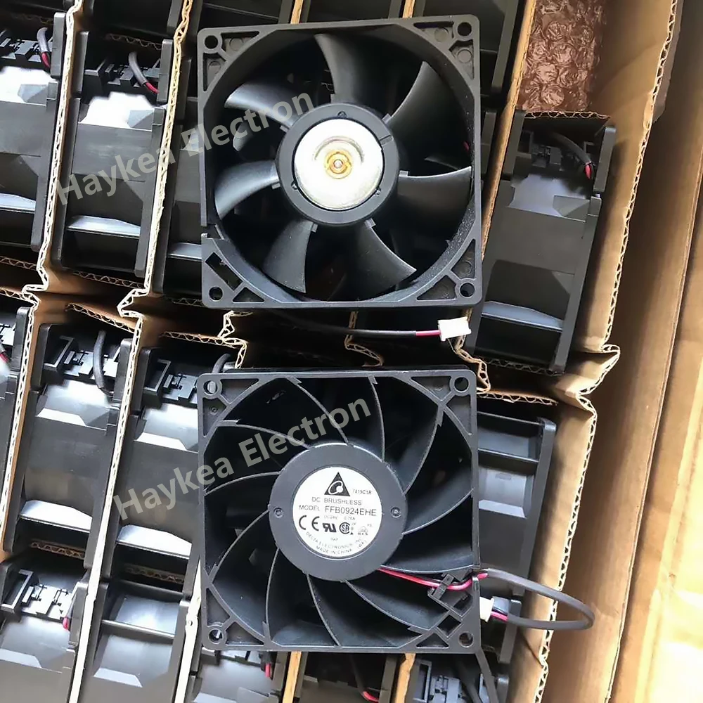Imagen del ventilador en funcionamiento dentro de una caja de servidor