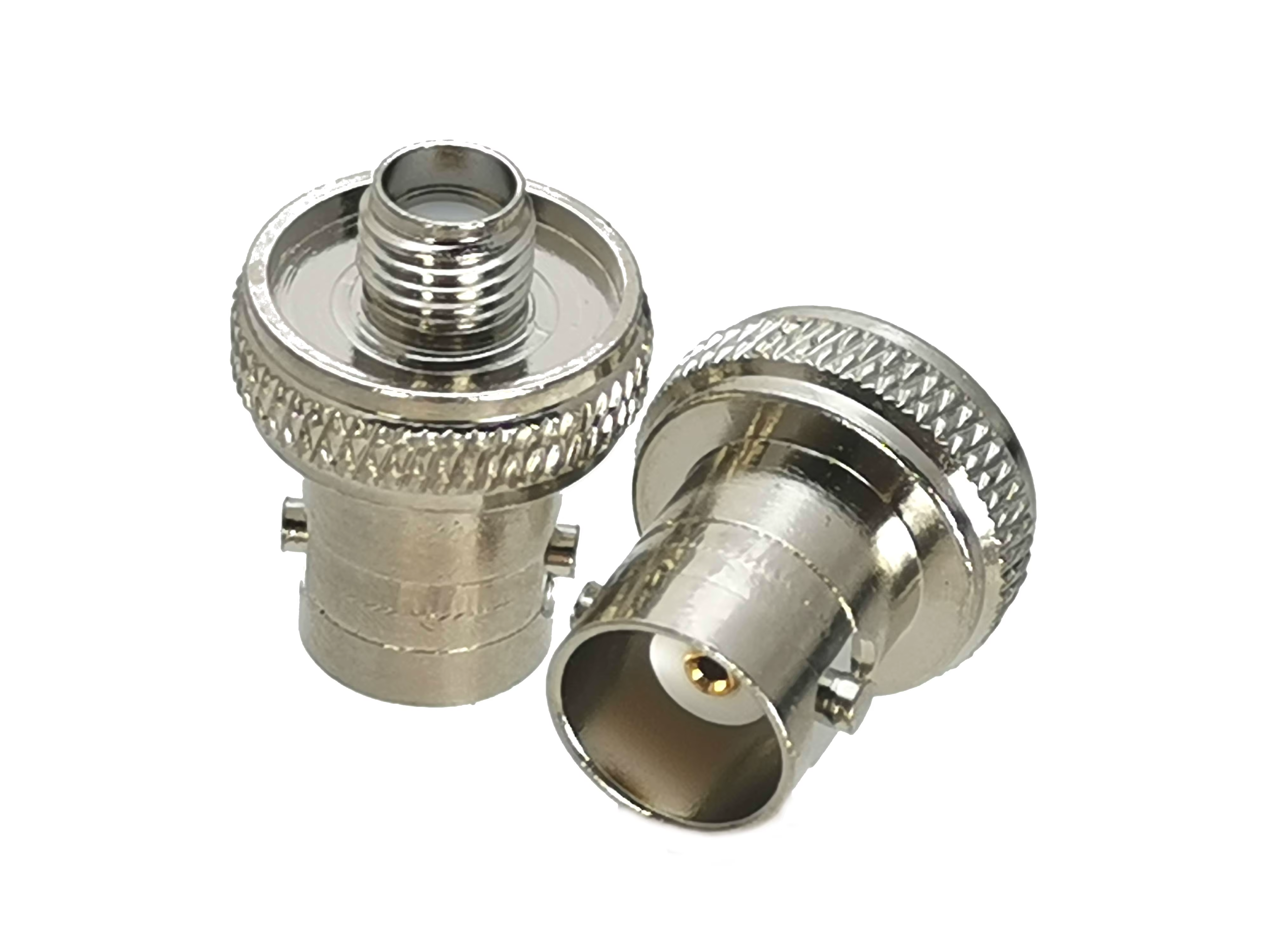 Conector BNC hembra a SMA hembra vista lateral con acabado niquelado