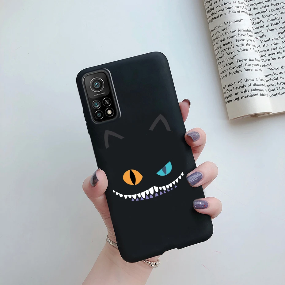 Funda en color gris claro sobre fondo blanco con el teléfono parcialmente visible