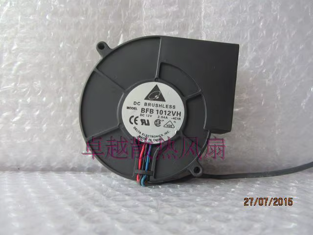 Imagen del ventilador instalado en un chasis de servidor mostrando el flujo de aire dirigido