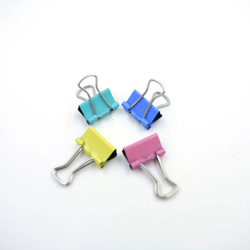 Clips de papelería organizados por color