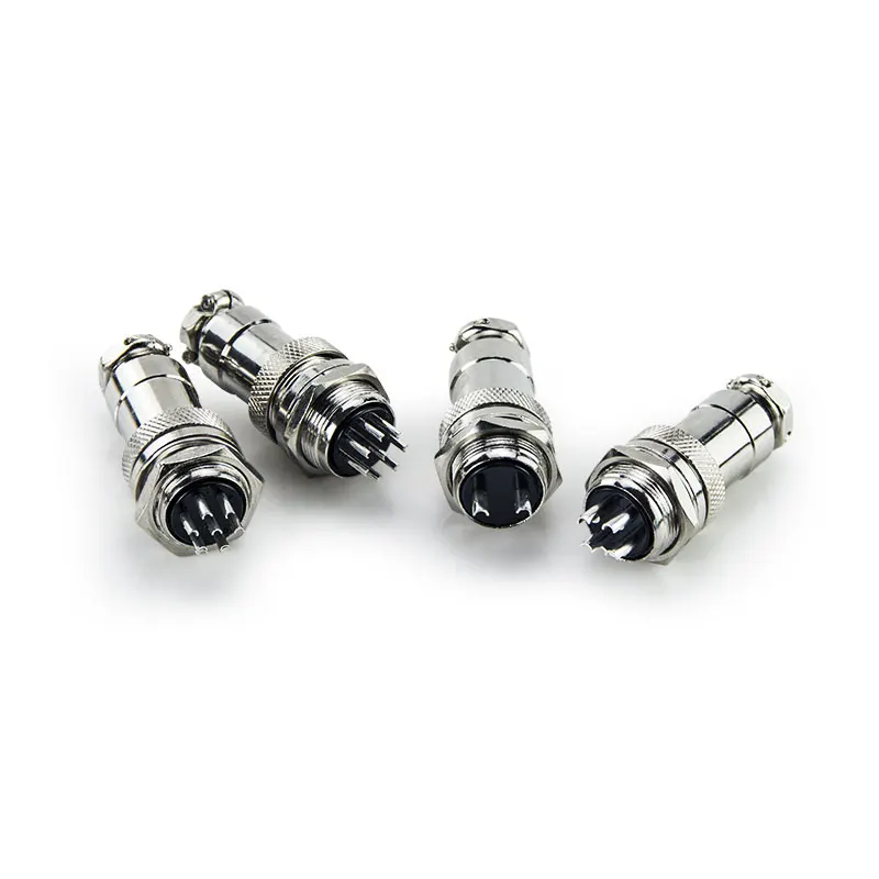 Detalle de contactos de cobre del conector GX20