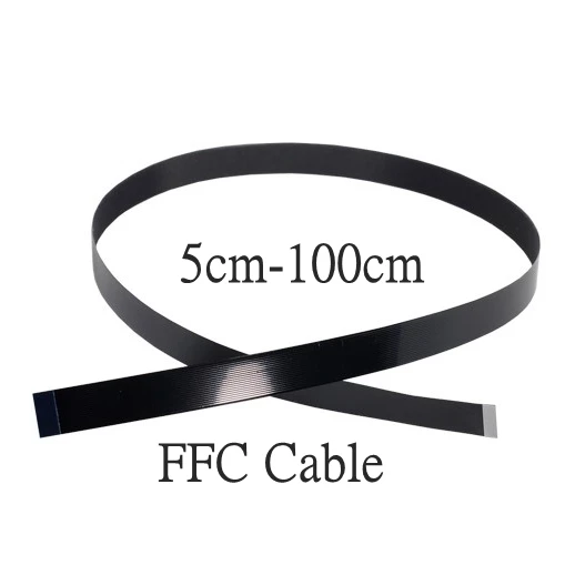 Cable HDMI conectado a una cámara de acción para dron