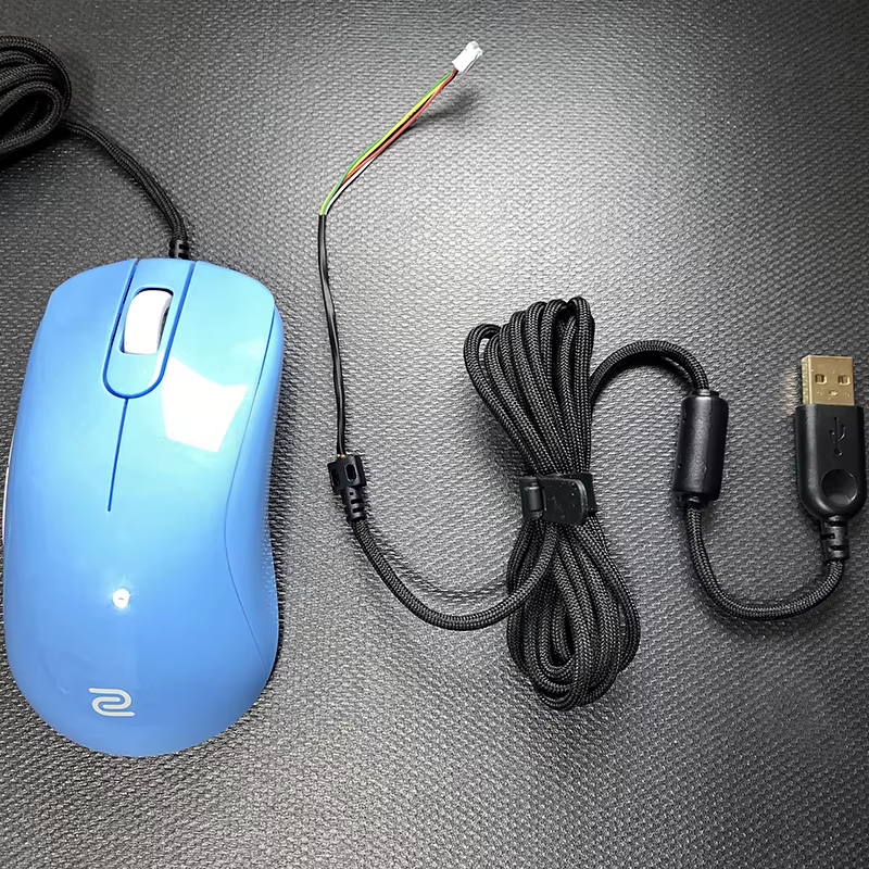 Cable en uso sobre alfombrilla de juego