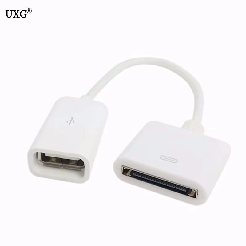 Cable conectado a un teclado USB y una unidad flash