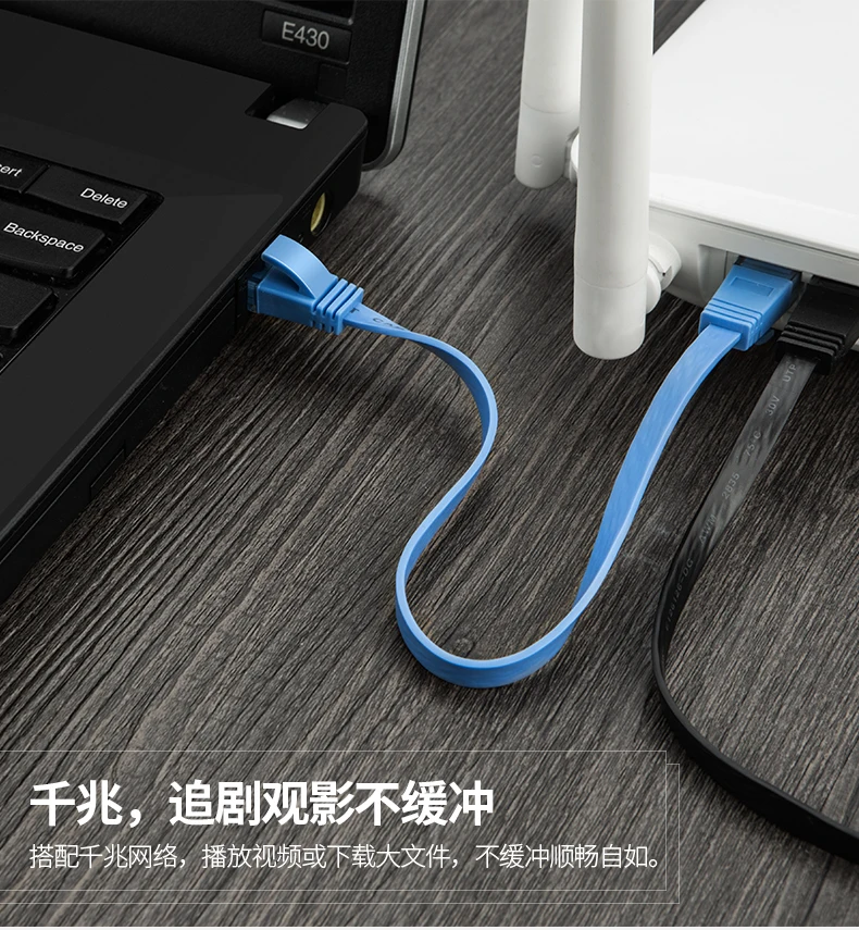 Cable CAT6 blanco conectado a router