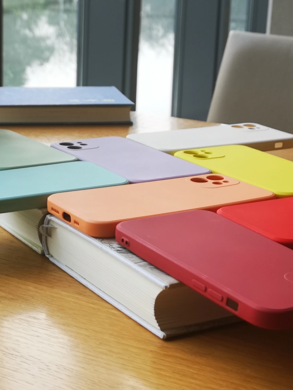 Vista frontal de la funda mostrando ajuste perfecto en iPhone 15 Pro