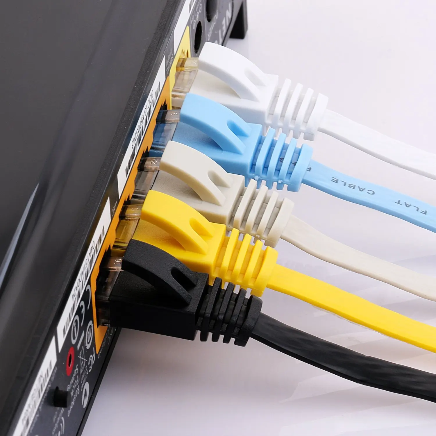 Cable CAT6 azul detrás de televisor