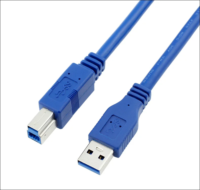 Escritorio con impresora conectada mediante cable de ángulo recto