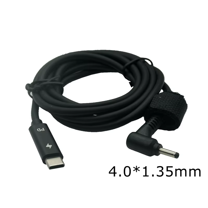 Cable adaptador USB‑C a 4,0x1,35mm conectado a un ASUS Zenbook