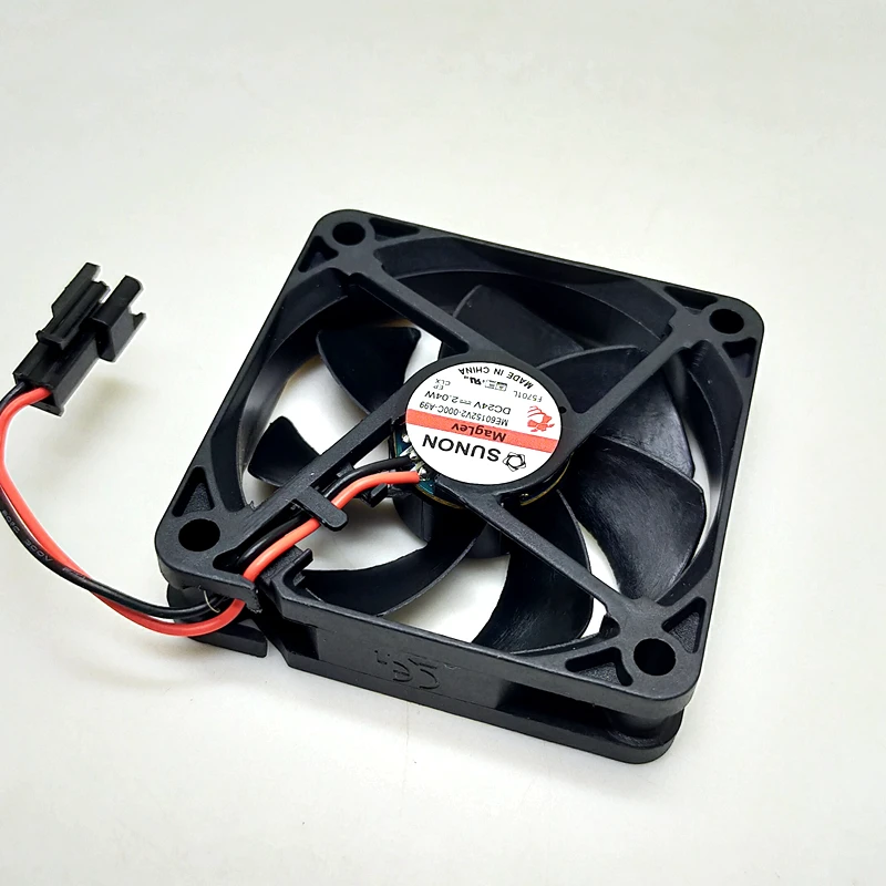 Ventilador instalado en un gabinete de servidor mostrando flujo de aire