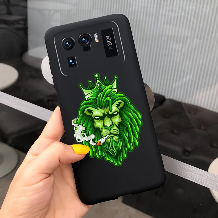 Vista frontal de la funda negra con detalle de los bordes reforzados