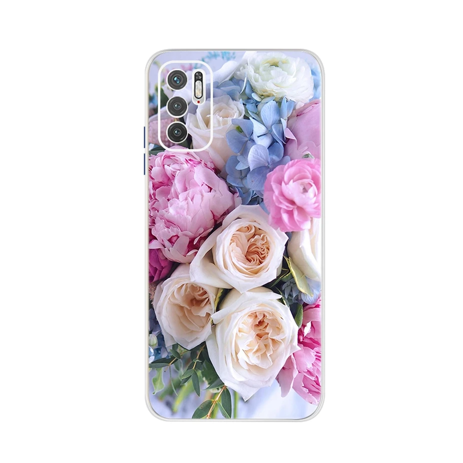 Funda con diseño de gatito gris sobre fondo pastel