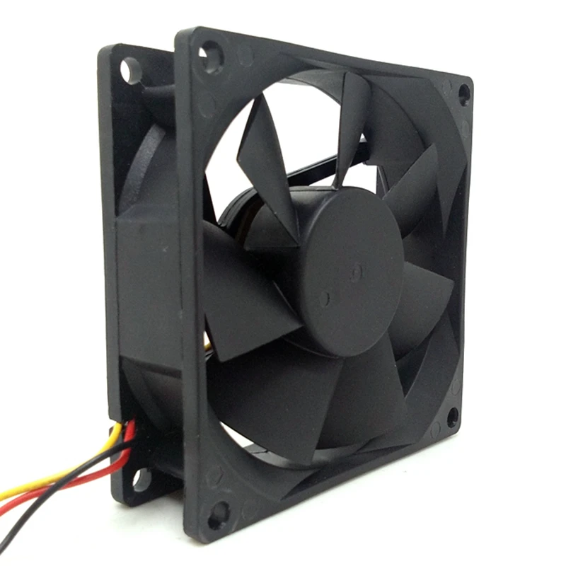 Instalación del ventilador en un radiador de CPU