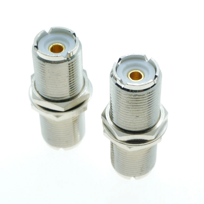 Vista frontal del adaptador SO‑239 hembra‑hembra con tuerca de mamparo
