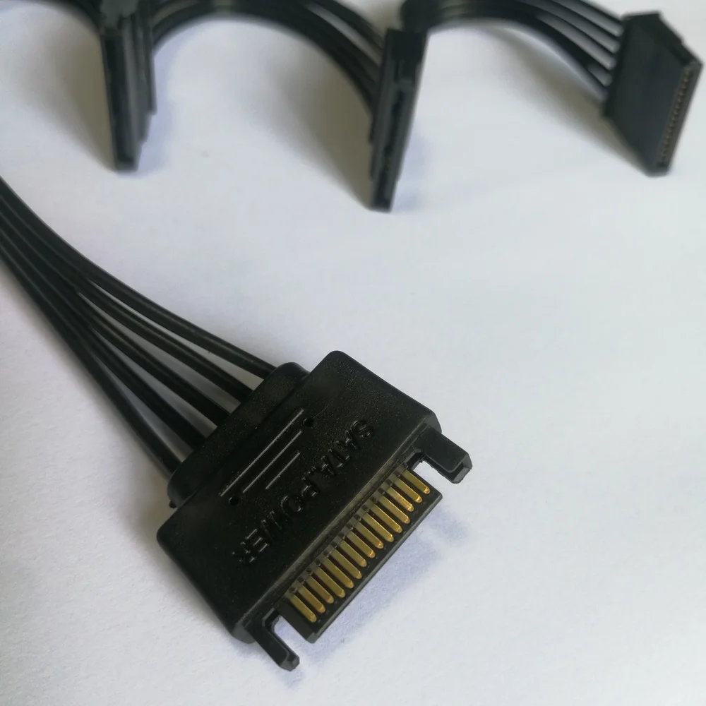 Detalle del conector macho SATA
