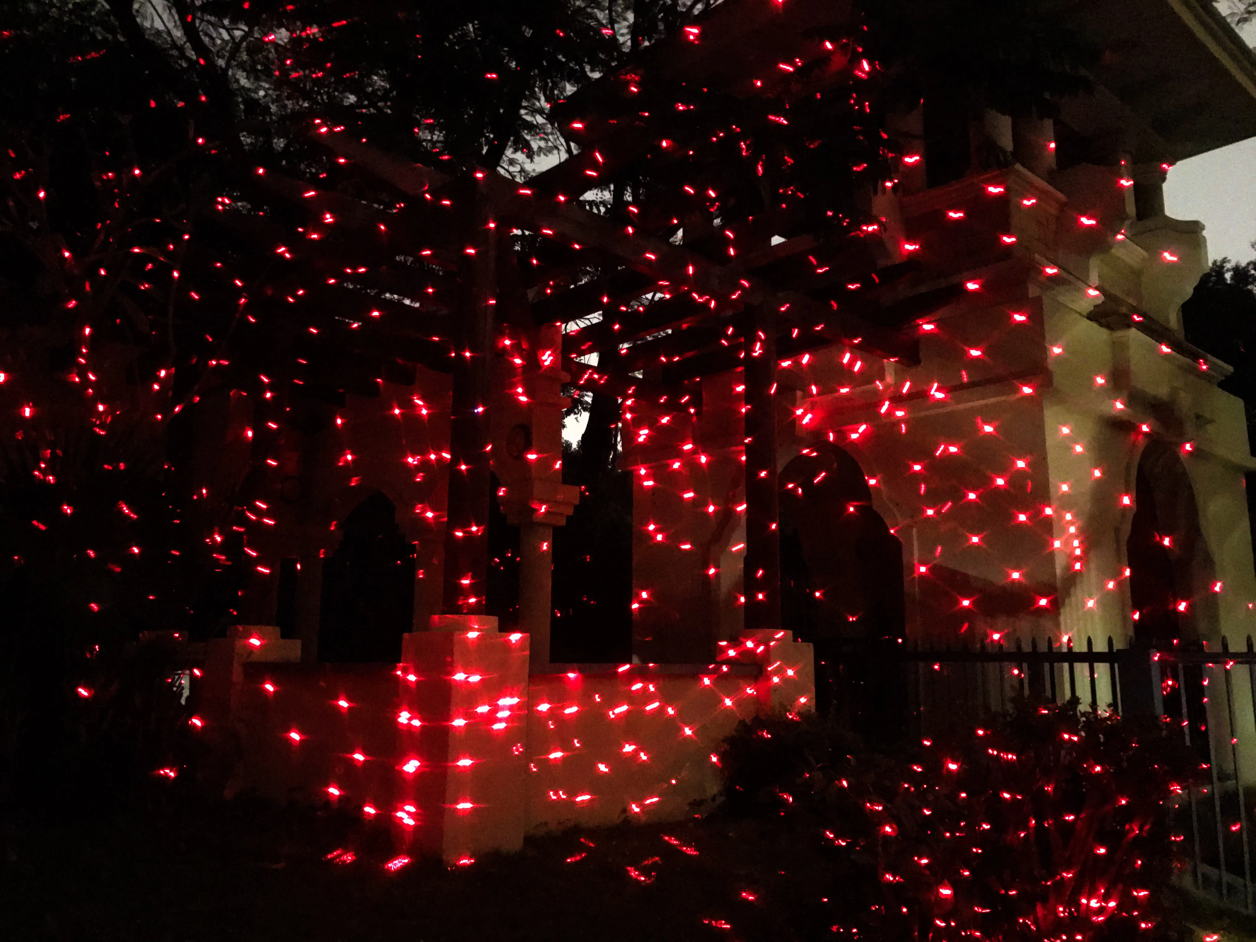 Proyector en jardín nocturno