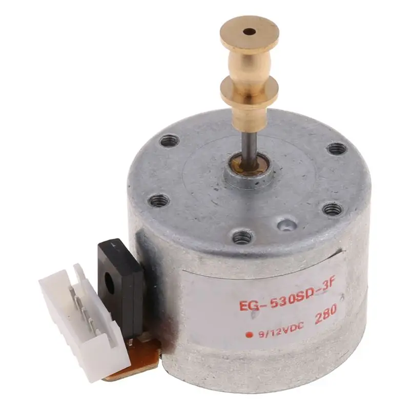 Motor de tocadiscos visto desde arriba con acabado plata y dorado