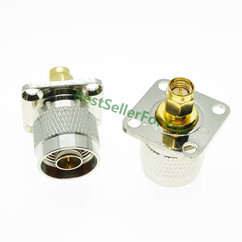 Adaptador SMA a N macho con brida de 4 orificios