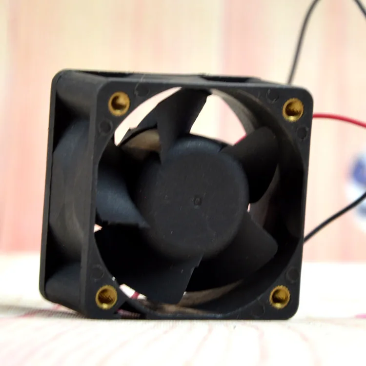 Imagen del ventilador en funcionamiento dentro de una fuente de alimentación