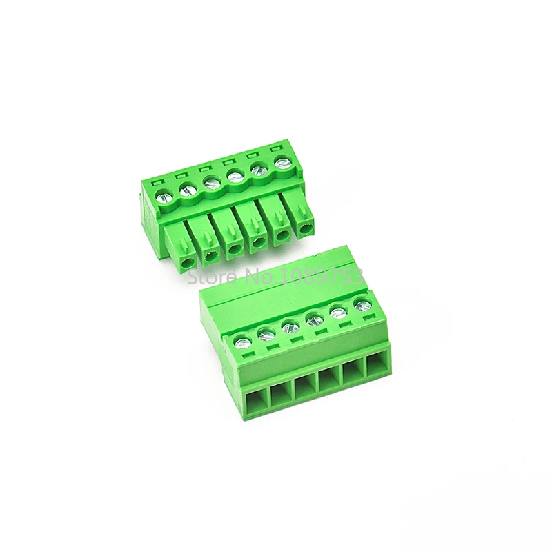 Conector insertado en una placa de pruebas