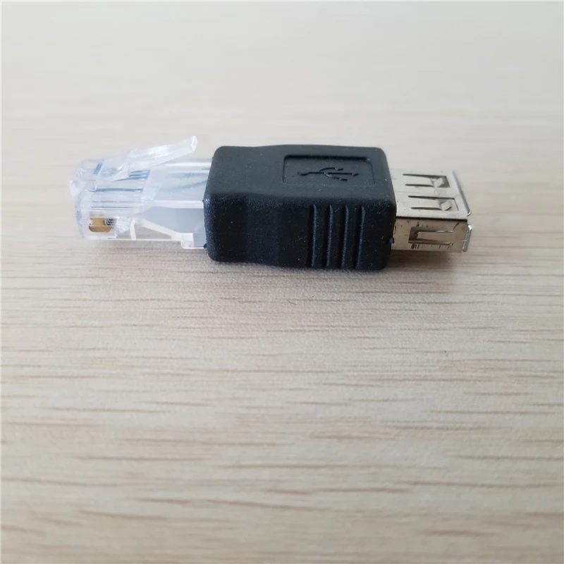 Adaptador USB hembra A a Ethernet RJ45 visto desde el lateral