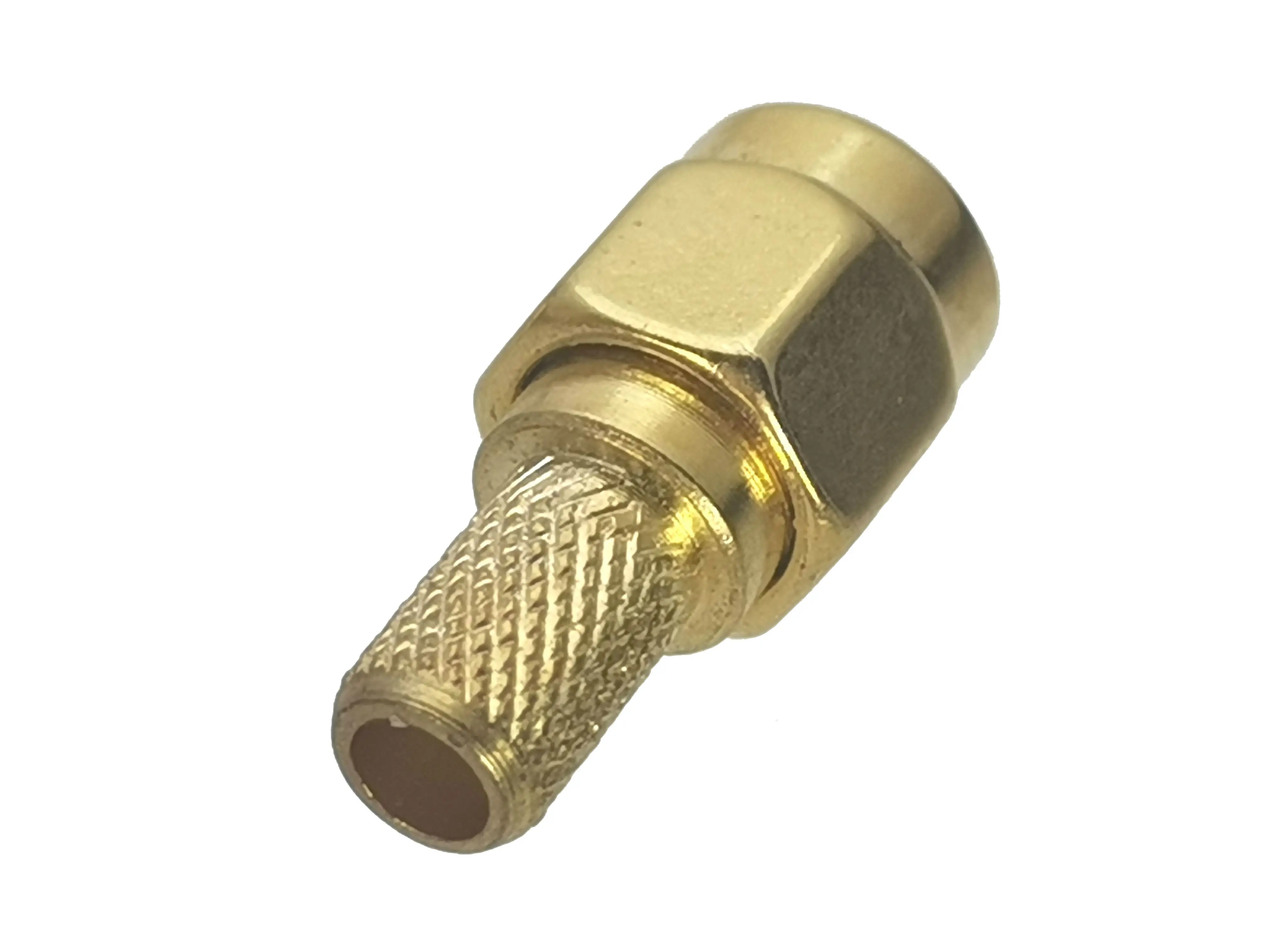 Conector SMA macho instalado en extremo de cable LMR195