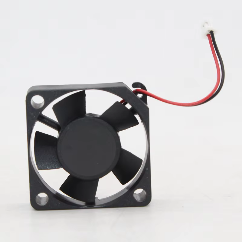 Ventilador en funcionamiento dentro de un chasis
