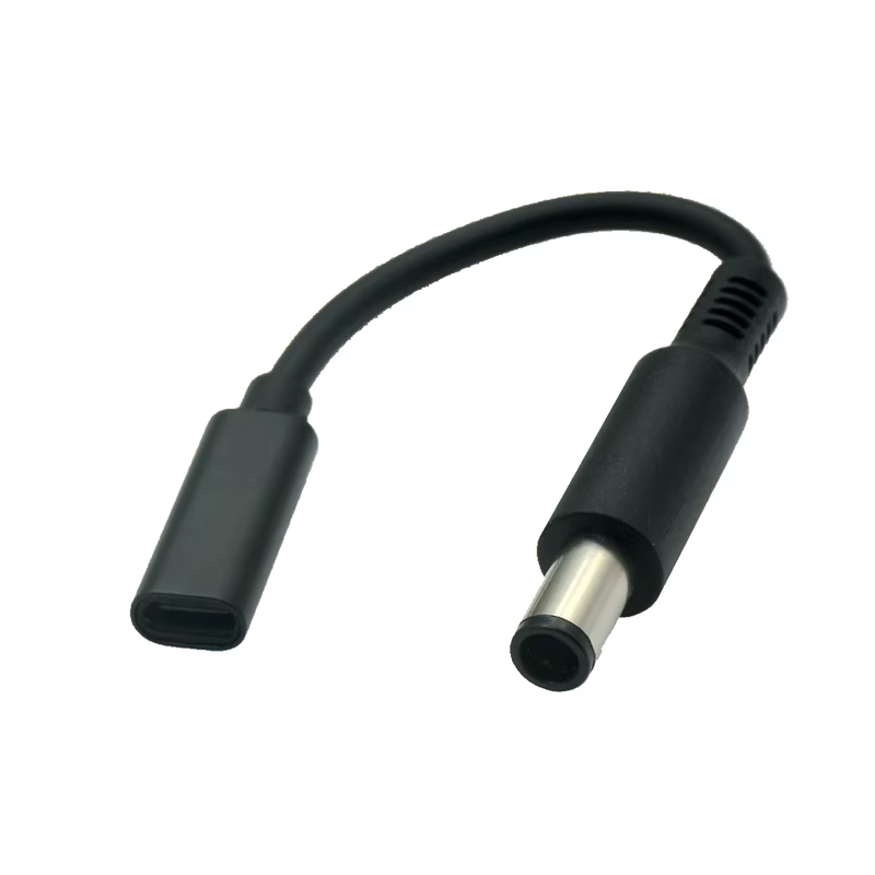 Cable adaptador conectado a un cargador USB‑C