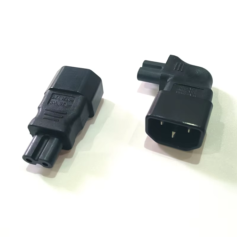 Adaptador C14 macho a C7 hembra vista frontal