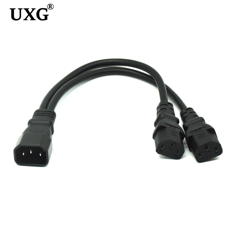 Cable divisor Y visto de cerca con conectores C14 macho y dos C13 hembra