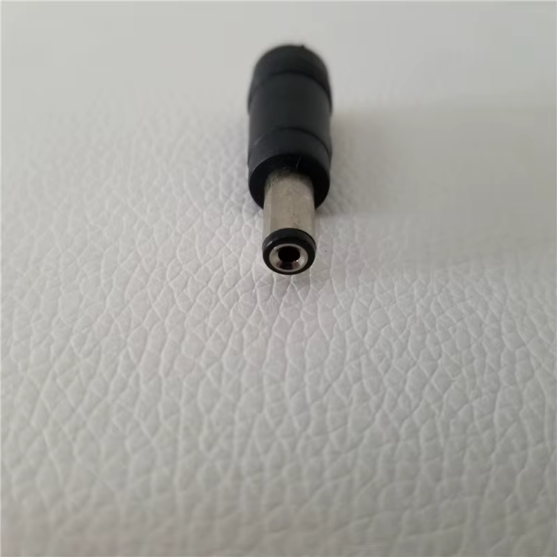 Vista del conector macho 5,5x2,1mm