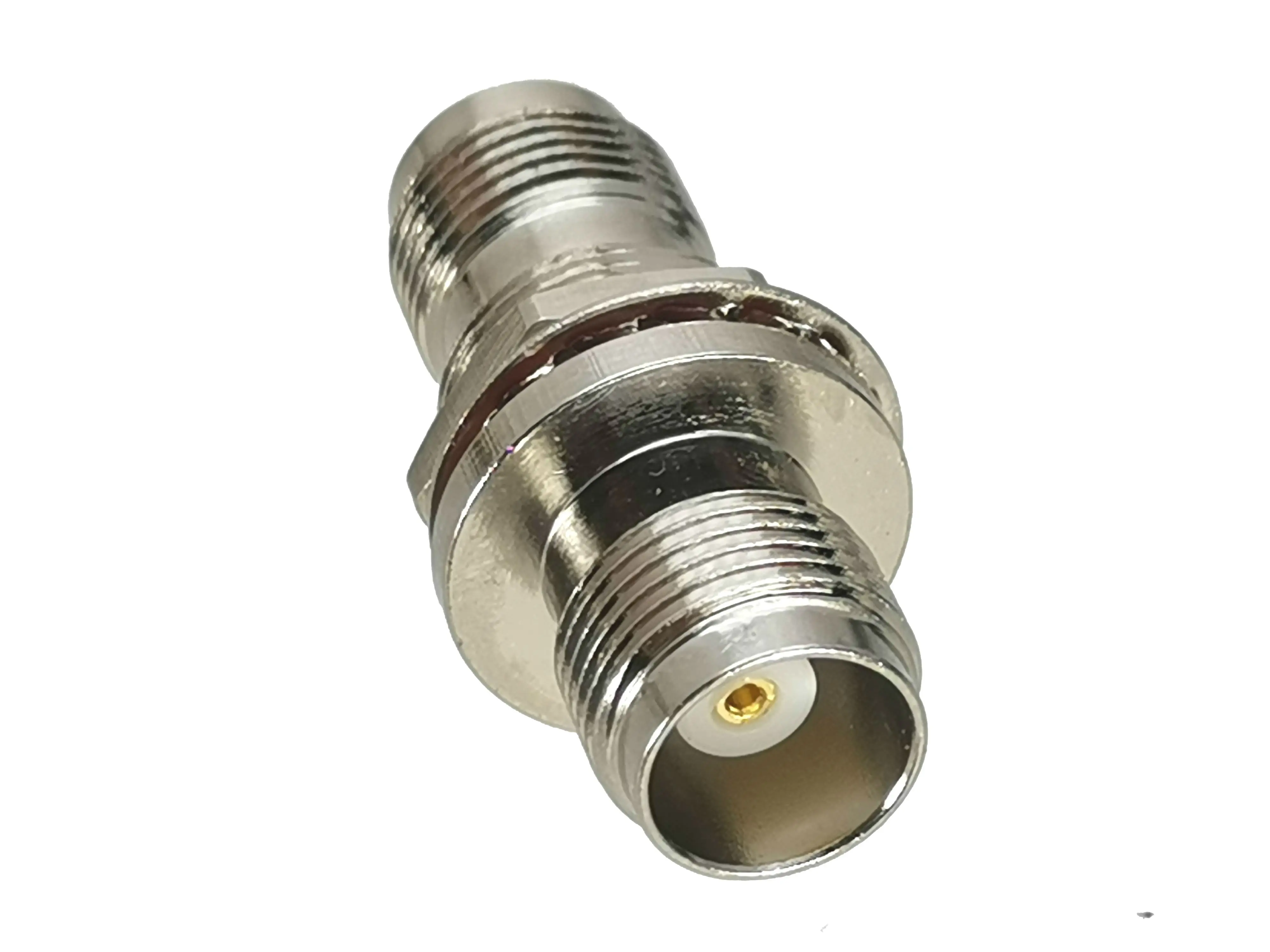 Detalle del conector TNC hembra a hembra para cable coaxial 50 ohm