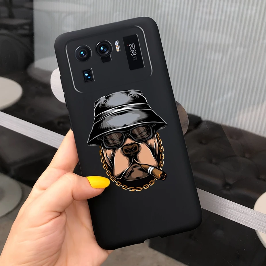 Funda transparente con esquinas amarillas que resaltan la tecnología anti‑impacto
