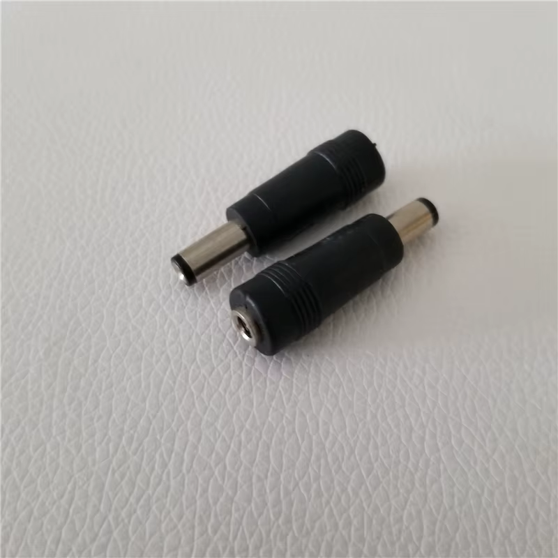 Conector DC hembra 3,5x1,35mm y macho 5,5x2,1mm - vista frontal