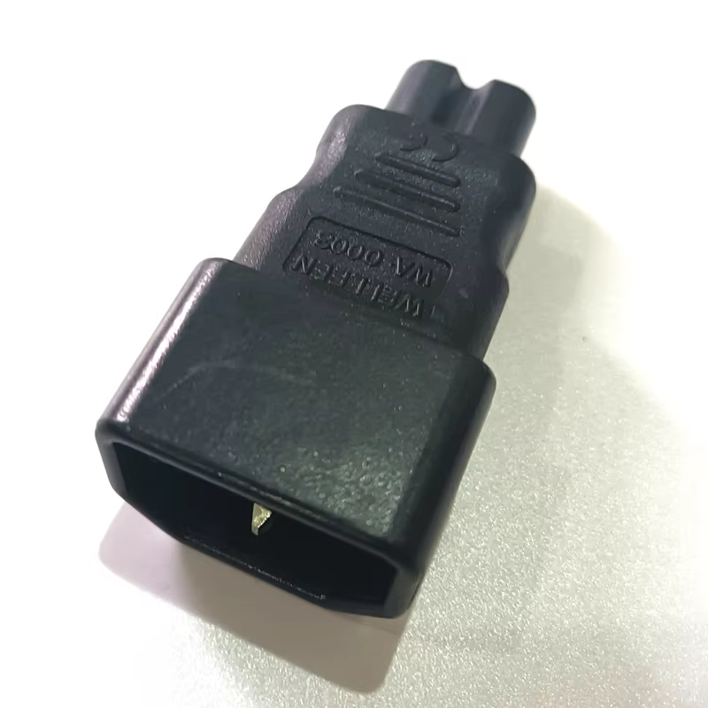 Detalle del conector C14 macho