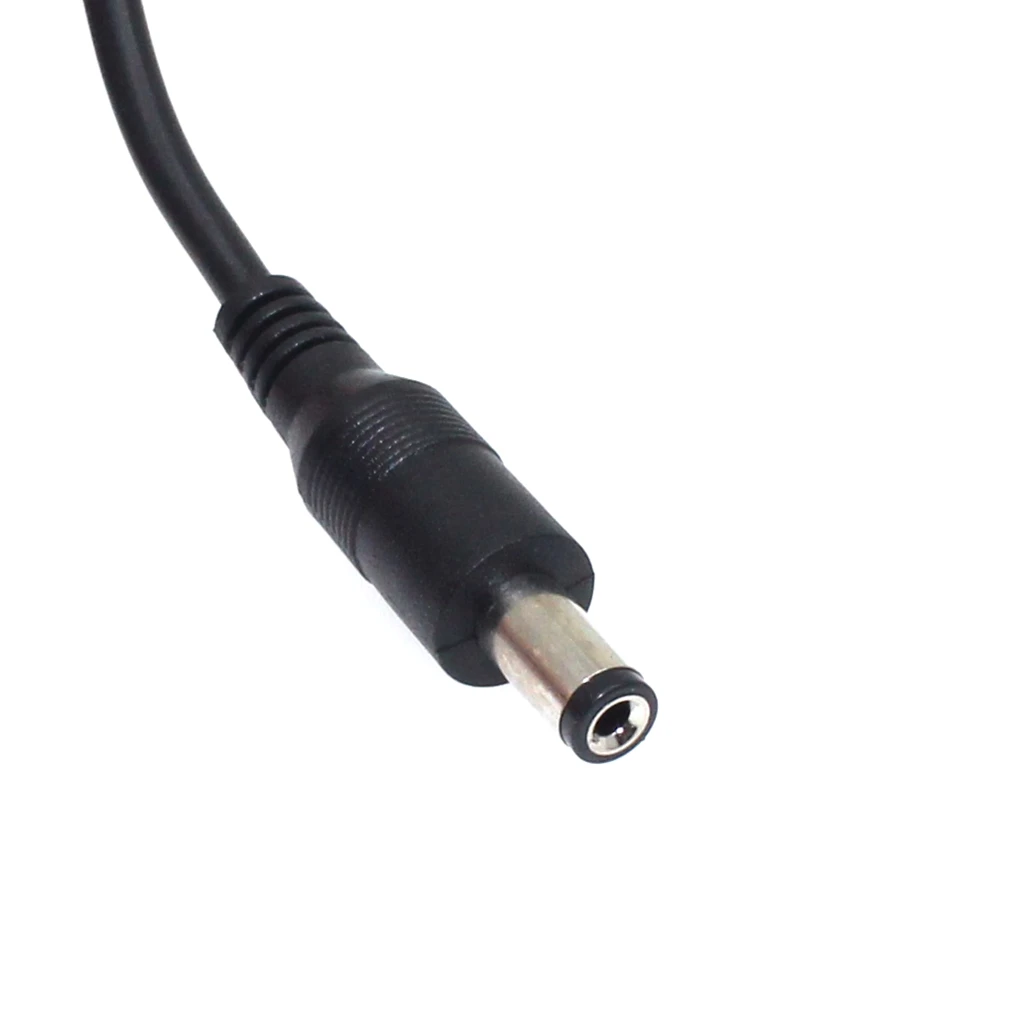 Cable de alimentación negro con conectores USB y DC