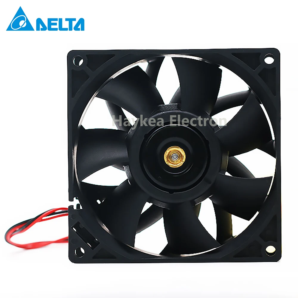 Detalle del conector de 2 pines y la etiqueta del modelo
