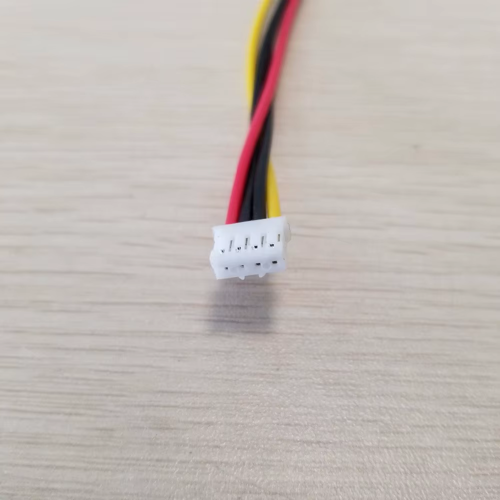 Mini PC con cable instalado