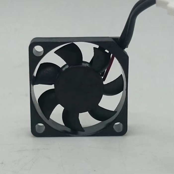 Ventilador visto de lado resaltando su delgadez de 6 mm