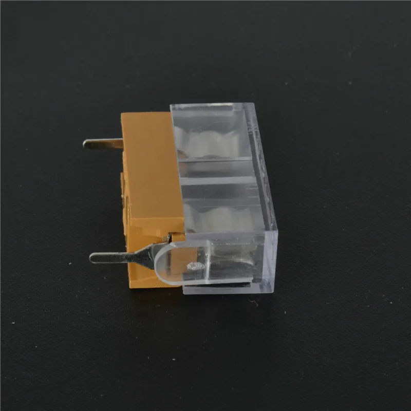 Ángulo lateral que muestra las dimensiones 5x20mm y el encaje del fusible